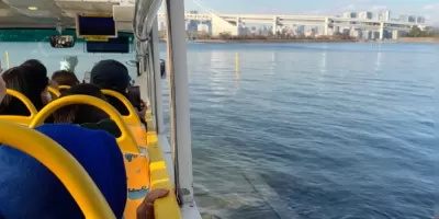 東京台場的水陸兩用觀光車 直接感受把車開海里